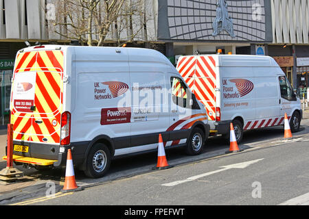 Zwei UK Power Networks Nutzfahrzeuganhänger, die während Straßenarbeiten geparkt sind, versorgen die unterirdische Stromversorgung East Croydon South London England UK Stockfoto