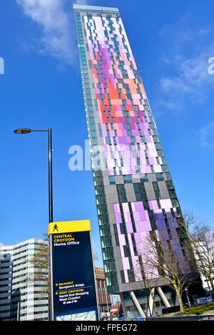 Bunte Verkleidungen Hochhaus Wohnungen von Berkeley Wohnungen Wahrzeichen Wolkenkratzer block Croydon South London England UK vor blauem Himmel Stockfoto