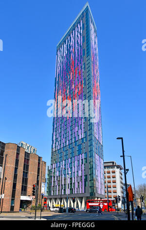 Bunte Verkleidungen Hochhaus Wohnungen von Berkeley Wohnungen Wahrzeichen Wolkenkratzer block Croydon South London England UK vor blauem Himmel Stockfoto