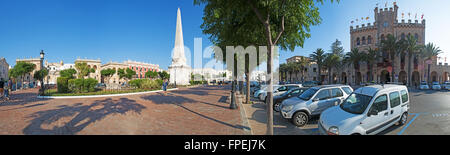Menorca, Balearen, Spanien, Europa: Es geboren Square mit dem Obelisken und der legendäre Rathaus in Ciutadella Stockfoto