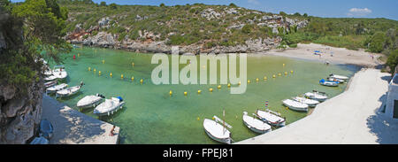 Menorca, Balearen, Spanien, Europa: Panoramablick auf Cala Canutells, einem sehr kleinen Strand an der südöstlichen Küste entfernt Stockfoto