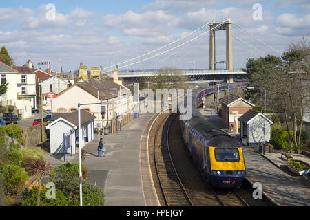 Erste große Western High Speed Train treten Saltash Bahnhof nach Kreuzung Fluß Tamar über Royal Albert Bridge. Stockfoto