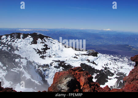 Krater des Llaima, hinten links am Horizont Lanin, Quetrupillán und Villarrica Caldera des Sollipulli; Chile Stockfoto