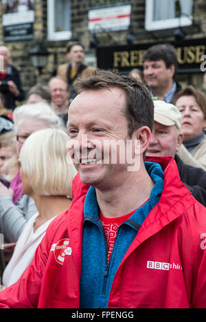 Paul Hudson BBC Look North Television Wettermoderatorin konkurriert in einer drei Beinen Herausforderung für Sport Relief 2016 Stockfoto