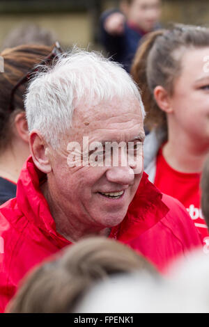 Harry Gration MBE BBC Look North TV-Moderatorin in drei Beinen Herausforderung im Wettbewerb um Sport Relief 2016 Stockfoto