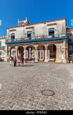 Havanna, Kuba - 2. April 2012: Touristen zu Fuß in der Nähe von Restaurant El Patio auf dem Domplatz Stockfoto
