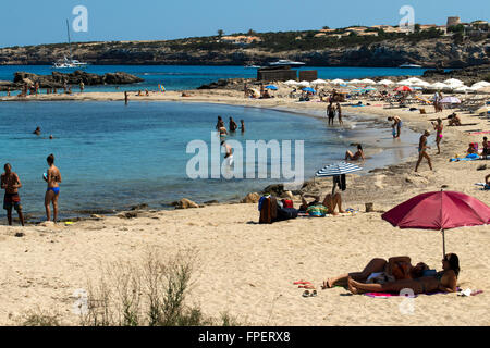 ELS Pujols am Strand auf Formentera mit Panoramablick, Sonnenschirm, Liegestuhl, Strand, Tourismus, Urlaub, Formentera, Balearen, Spanien. Stockfoto