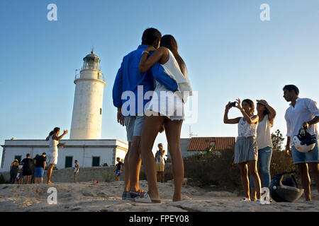 Sonnenuntergang. Junges Paar Touristen in den Leuchtturm Faro De La Mola Formentera, Pityusen, Balearen, Spanien, Europa Stockfoto