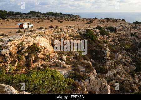 Sunrise. Hippie-Touristen, die Ruhe in einem van VW in der Nähe des Leuchtturms, Faro De La Mola, Formentera, Pityusen, Balearen, Spanien, Europa Stockfoto