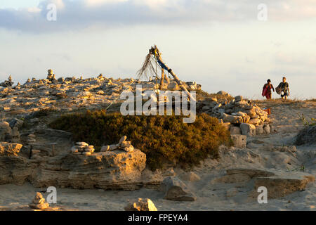 Zen-Raum. Steinen. Ses Illetes Strand, Balearen, Formentera, Spanien. Hintergrundbeleuchtung in den Sonnenuntergang mit Steinen mit verschiedenen Formen. "Die Flut" ("La Riada"), ein einzigartiger Raum mit Steinen von den deutschen Johannes Schultz gebaut. Stockfoto