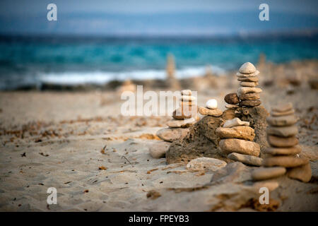 Zen-Raum. Steinen. Ses Illetes Strand, Balearen, Formentera, Spanien. Hintergrundbeleuchtung in den Sonnenuntergang mit Steinen mit verschiedenen Formen. "Die Flut" ("La Riada"), ein einzigartiger Raum mit Steinen von den deutschen Johannes Schultz gebaut. Stockfoto