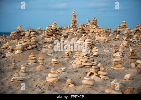 Zen-Raum. Steinen. Ses Illetes Strand, Balearen, Formentera, Spanien. Hintergrundbeleuchtung in den Sonnenuntergang mit Steinen mit verschiedenen Formen. "Die Flut" ("La Riada"), ein einzigartiger Raum mit Steinen von den deutschen Johannes Schultz gebaut. Stockfoto