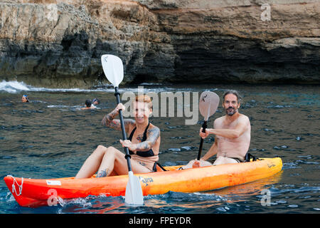 Kajakfahren auf Cala Sahona, Formentera, Balearen Inseln, Spanien. Barbaria Kap. Stockfoto