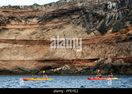 Kajakfahren auf Cala Sahona, Formentera, Balearen Inseln, Spanien. Barbaria Kap. Stockfoto