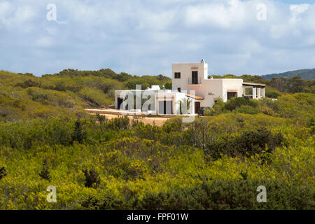 Typische weiße Haus von Formentera. Migjorn Strand, Insel Formentera, Balearen Inseln, Spanien. Stockfoto