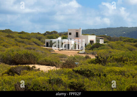 Typische weiße Haus von Formentera. Migjorn Strand, Insel Formentera, Balearen Inseln, Spanien. Stockfoto