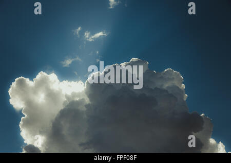 Sonnenstrahlen durchscheinen Gewitterwolken, toning-Bild Stockfoto