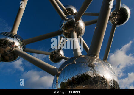 Das Atomium-Denkmal entworfen von André Waterkeyn, Brüssel, Belgien, Europa. Das Atomium, mit seinen 102 Meter hoch und 2400 Tonnen Stockfoto
