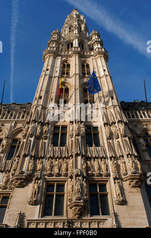Hôtel de Ville, Brüssel, Belgien. Das Rathaus, das die südwestliche Fassade einnimmt ist die nur mittelalterliche Gebäude links steh Stockfoto