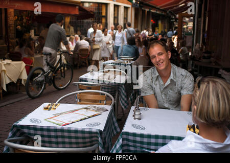 Rue des Bouchers. Ein paar in eines der vielen Restaurants in der Nachbarschaft und Sacré Ilôt Jardin Botanique, Brüssel, Belgien Stockfoto