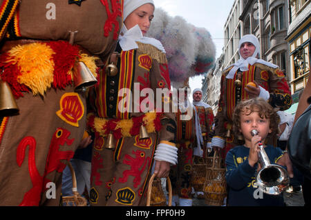 Demonstration der Karneval von Binche Kleider, Brüssel, Belgien. UNESCO World Heritage Parade Festival. Belgien. Wallonischen Gemeinde, Provinz Hennegau. Das belgische Festival in Binche in ihren traditionellen Kostümen: orientalische Fürsten, Matrosen und Harlekine durch die Straßen von Brüssel. Eine erstaunliche Prozession durch die gepflasterten Straßen der Stadt im Takt der Trommeln und Künstler mit Wachs Masken und Straußenfedern. ein Erlebnis. Stockfoto