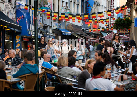 Mehrere Restaurants an der Rue du Marche Aux Fromages, Brüssel, Belgien. Im Zentrum von Brüssel im Überfluss, Terrassen und restaurants Stockfoto