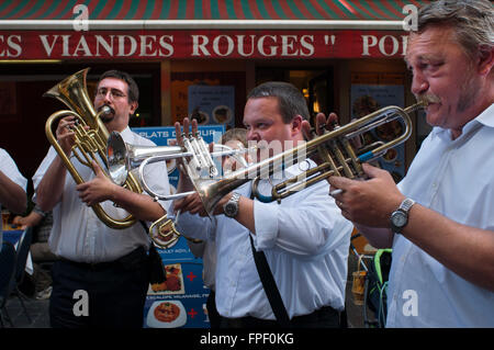 Musiker in der Mitte der Stadt während der während der Festzug durch Brüssel, Belgien. Roten treffen hinzufügen in den Rücken. Viandes Rouges. Stockfoto