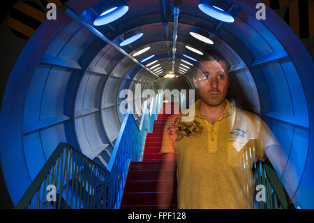 Im Inneren der Kugeln und Röhren des Atomiums. Das Atomium-Denkmal entworfen von André Waterkeyn, Brüssel, Belgien, Europa.  Die A Stockfoto