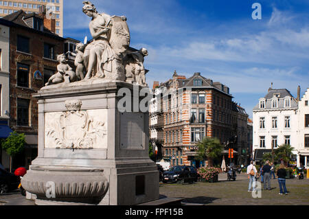 Brunnen von Jacques Berge 1751 auf der Place du Grand Sablon, Brüssel, Belgien. An der Hausnummer 40 ist das Musée des Postes et Telecommunications, welches die Geschichte des Brief- und Kommunikationsdienstleistungen dokumentiert. Auf diesem Platz zu einem Dreieck befinden sich elegante architektonische Gebäude aus dem 16. bis ins 19. Jahrhundert. Es ist einer der schönsten Orte in der Stadt gefüllt mit Schokoladen-Läden, Teehäuser, Restaurants mit Terrassen und luxuriöse Antiquitätenläden. Stockfoto