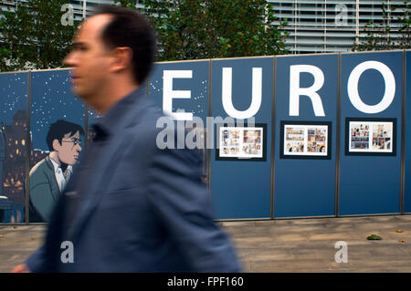 Euro-Comic-Symbol in einer Wand in der Nähe von europäischen Parlamentsgebäude in Brüssel. Europaviertel, Brüssel, Belgien. Die europäischen Qua Stockfoto