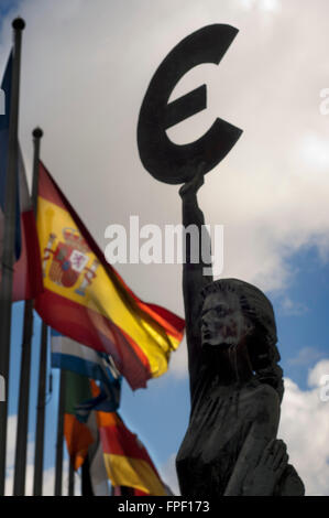 Spanische Flagge und Euro-Symbol im Europäischen Parlament in Brüssel. Europaviertel, Brüssel, Belgien. Die europäischen Quar Stockfoto