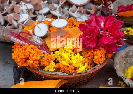 Nepal, Patan.  Angebot-Körbe in einem Hindu-Tempel. Stockfoto