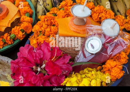 Nepal, Patan.  Angebot-Körbe in einem Hindu-Tempel. Stockfoto