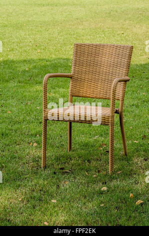 Graue wasserdicht Rattan Stuhl im Garten Stockfoto