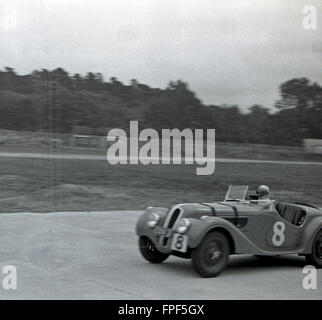 Historical aus den 1930er Jahren, ein offener zweisitziger Rennwagen der Ära auf der Rennstrecke in Brooklands, Weybridge, Surrey. Die 1907 eröffnete Rennstrecke gilt als Geburtsstätte des britischen Motorsports. Stockfoto