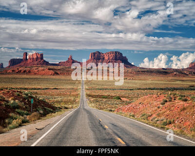 Autobahn, die zum Monument Valley. Utah und Arizona Stockfoto