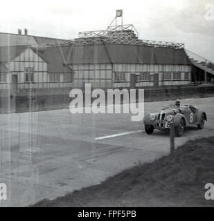 Historical aus den 1930er Jahren, ein offener Rennwagen der Ära, der sich um die Rennstrecke in Brooklands, Weybridge, Surrey, dreht. Der 1907 eröffnete Rundkurs in Brooklands ist der Geburtsort des britischen Motorsports. Stockfoto