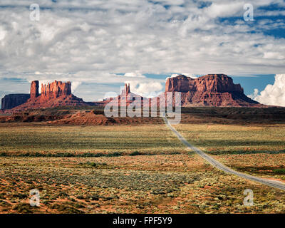 Autobahn, die zum Monument Valley. Utah und Arizona Stockfoto