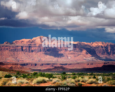Berge mit Gewitterwolken. Scenic Byway Highway 95, Glen Canyon National Recreation Area, Utah Stockfoto