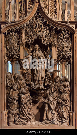 Himmelfahrt der Jungfrau Maria. Mitteltafel des Jungfrau Maria Altarbild des deutschen Bildhauers Tilman Riemenschneider in der Herrgottskirche-Kirche in der Nähe von Creglingen, Baden-Württemberg, Deutschland. Stockfoto