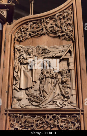 Geburt von Jesus. Seitenwand-Flügel von der Jungfrau Maria Altarbild des deutschen Bildhauers Tilman Riemenschneider in der Herrgottskirche-Kirche in der Nähe von Creglingen, Baden-Württemberg, Deutschland. Stockfoto