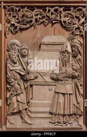 Darstellung Jesu im Tempel. Seitenwand-Flügel von der Jungfrau Maria Altarbild des deutschen Bildhauers Tilman Riemenschneider in der Herrgottskirche-Kirche in der Nähe von Creglingen, Baden-Württemberg, Deutschland. Stockfoto