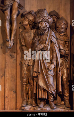 Kreuzigungsszene. Detail der Mitteltafel des Altars Kreuzigung (1508) des deutschen Bildhauers Tilman Riemenschneider in der Peter-Und-Paul-Kirche in Detwang in der Nähe von Rothenburg Ob der Tauber, Franken, Bayern, Mitteldeutschlands. Stockfoto