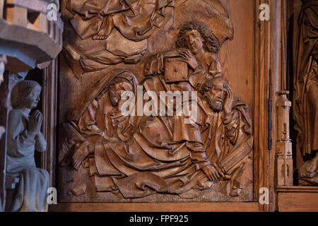 Todesangst im Garten. Detail des Seitenteils Flügel des Altars Kreuzigung (1508) des deutschen Bildhauers Tilman Riemenschneider in der Peter-Und-Paul-Kirche in Detwang in der Nähe von Rothenburg Ob der Tauber, Franken, Bayern, Mitteldeutschlands. Stockfoto