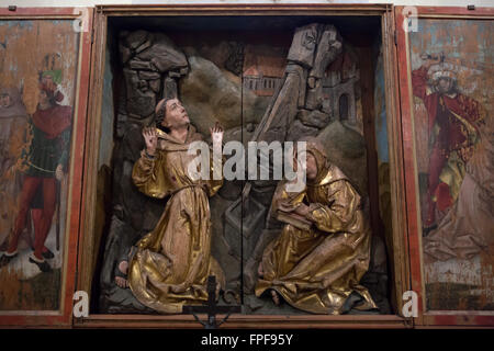 Franz von Assisi die Stigmata empfangen. Saint Francis Altarpiece des deutschen Bildhauers Tilman Riemenschneider mit Seitenflügeln des deutschen Malers Martin Schwarz in der Franziskanerkirche in Rothenburg Ob der Tauber, Franken, Bayern, Mitteldeutschlands. Das Martyrium der Franziskaner in Marokko ist auf den Seitenflügeln abgebildet. Stockfoto