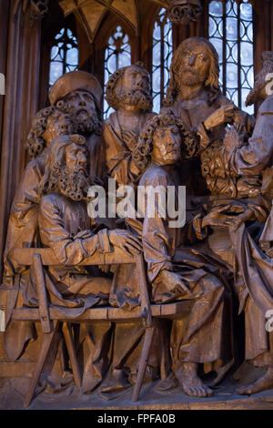 Judas Iskariot besucht das letzte Abendmahl. Detail der Mitteltafel des Heiligen Blutes Altarbild (1500-1505) des deutschen Bildhauers Tilman Riemenschneider in St. Jakobskirche in Rothenburg Ob der Tauber, Franken, Bayern, Mitteldeutschlands. Judas Iskariot wird in den Vordergrund, wir freuen uns dargestellt. Stockfoto