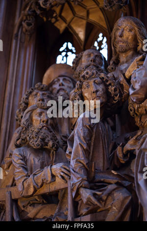 Judas Iskariot besucht das letzte Abendmahl. Detail der Mitteltafel des Heiligen Blutes Altarbild (1500-1505) des deutschen Bildhauers Tilman Riemenschneider in St. Jakobskirche in Rothenburg Ob der Tauber, Franken, Bayern, Mitteldeutschlands. Judas Iskariot wird in den Vordergrund, wir freuen uns dargestellt. Stockfoto