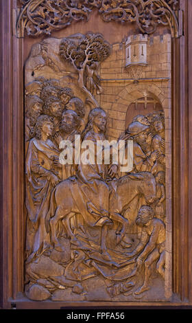 Eintrag von Christus in Jerusalem. Seitenwand-Flügel des Heiligen Blutes Altarbild (1500-1505) des deutschen Bildhauers Tilman Riemenschneider in St. Jakobskirche in Rothenburg Ob der Tauber, Franken, Bayern, Mitteldeutschlands. Stockfoto