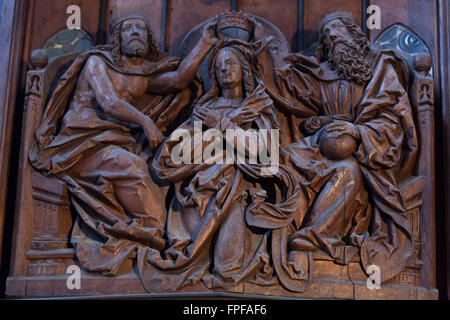 Krönung der Jungfrau Maria. Mitteltafel des Altars Maria Krönung durch Workshop des deutschen Bildhauers Tilman Riemenschneider in St. Jakobskirche in Rothenburg Ob der Tauber, Franken, Bayern, Mitteldeutschlands. Stockfoto