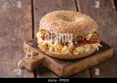 Bagel mit Speck und Rührei Stockfoto